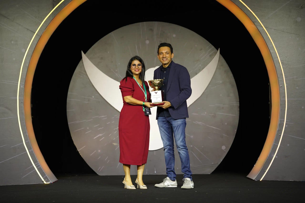 Preeti Agarwal receiving the Hall of Fame Award for Digital Coaching to Teachers at FCR 2025
